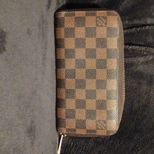 AUTHENTIC LOUIS VUITTON ZIPPY